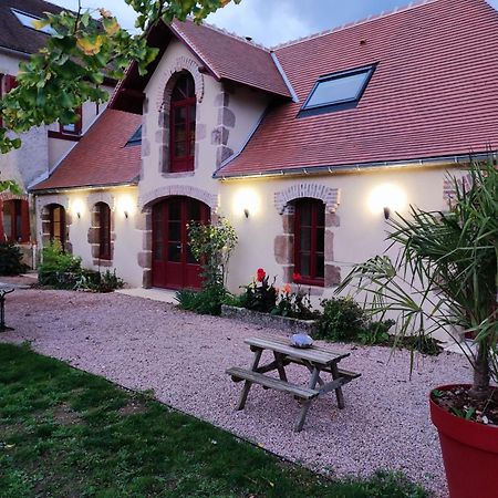 Au Puy Des Verites Lapalisse Exterior foto